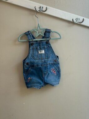 🌼💙 OshKosh Denim Shortalls – Embroidered Floral – Size 6M 💙🌼